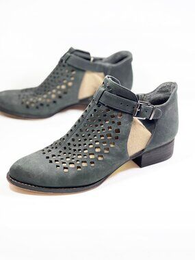 VINCE CAMUTO Gray Suede Leather Cutout Cadey Ankle Booties Size 9.5M
